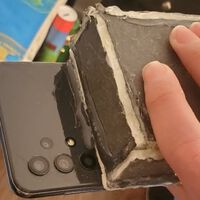 "Es absurdo, estúpido y feo, pero me encanta": un invento para aumentar la duración de la batería del móvil revoluciona Reddit 