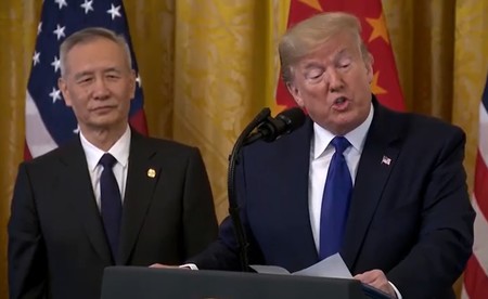 Trump firma la primera fase de un acuerdo comercial que pone en aprietos a China