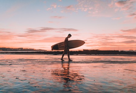 En forma en la playa: Cinco actividades para seguir moviéndote durante tus vacaciones