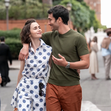 Me he visto la nueva temporada de 'Emily in Paris del tirón' y necesito diez más: siempre a favor de lo absurdo 