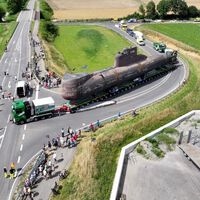 Alemania ha cortado el tráfico de carreteras y pueblos enteros en pleno verano. Mover un submarino gigantesco ha sido la mayor atracción del año 