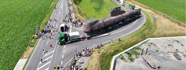 Alemania ha cortado el tráfico de carreteras y pueblos enteros en pleno verano. Mover un submarino gigantesco ha sido la mayor atracción del año 