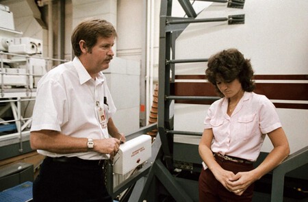 Astronaut Sally K Ride Outside Of Shuttle Mission Simulator Ceeeb2 1024