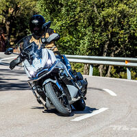 Probamos el Zontes 368G: un scooter que quiere romper los esquemas porque viene ultraequipado, con ganas  de salir del asfalto y por menos de 6.000 euros