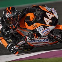 Aron Canet se lleva la primera pole de la temporada en Moto3 y desastre táctico de Fenati 