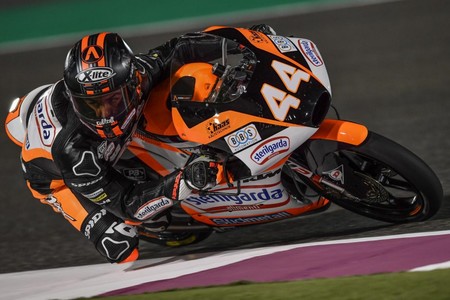 Aron Canet se lleva la primera pole de la temporada en Moto3 y desastre táctico de Fenati