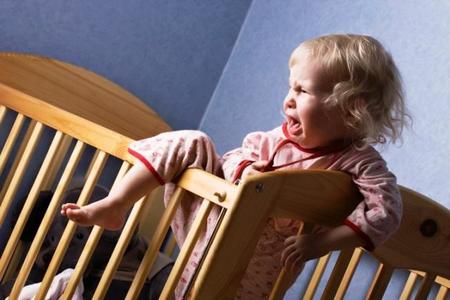 Dejar que el pediatra o la enfermera te diga cómo criar a tus hijos y que te dé consejos de hace décadas