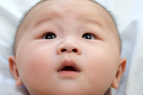 ¿Puede un bebé de tres meses quedarse ciego por hacerle una foto con flash?