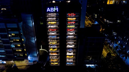Esta "vending machine" es el lote de autos más exótico que te puedas imaginar y sí, es real