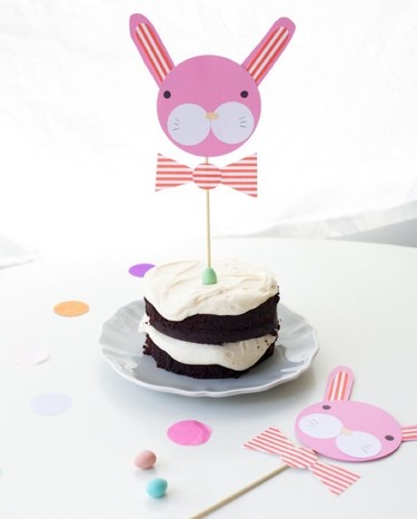 Crea tus propios toppers con forma de conejito para decorar tus postres en Pascua 