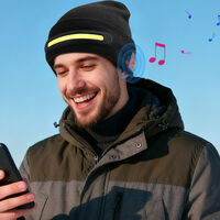 Amazon vende el gorro perfecto para escuchar música en invierno. Tiene Bluetooth y linterna 