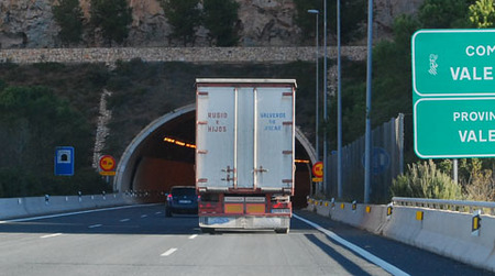 Camion entrando en tunel