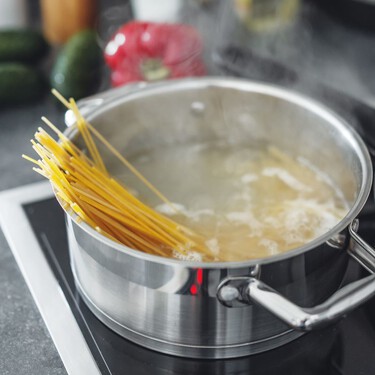 El peor error que cometemos al cocer pasta no está en el agua ni en la olla, y puede arruinarla 