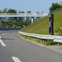 Puso un radar falso en una calle de su pueblo para que los coches pasaran más lento. Funcionó tan bien que el alcalde le va a copiar la idea 