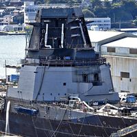 Japón necesitaba un muro contra China y Corea del Norte. Su respuesta es un monstruo que flota, pesa 12.000 toneladas y tiene 128 celdas 