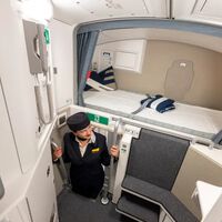 O espaço escondido no avião onde os comissários somem durante o voo: veja onde a tripulação descansa em longas viagens 