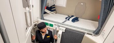 O espaço escondido no avião onde os comissários somem durante o voo: veja onde a tripulação descansa em longas viagens 