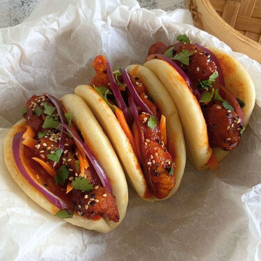 Baos de pollo crujiente y picante, al estilo coreano: una receta para triunfar siempre 