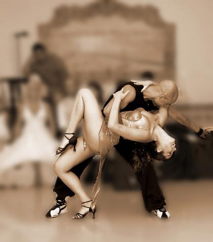 Celebra el Día Internacional de la Danza: pasos de baile para bajar calorías