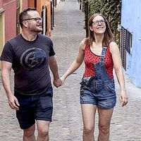 Um casal se aposenta antes dos 40 anos, em parte graças à "gamificação": não ligam o aquecimento no inverno e nunca carregam o smartphone em casa 