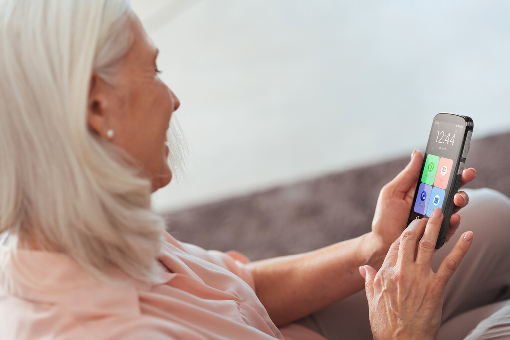 SPC APOLO: nuevo móvil asequible para personas mayores con Android GO y una batería de 2.200 mAh