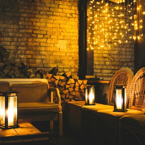 Jysk deja más barato este farolillo de estilo clásico que iluminará de forma íntima balcones, jardines o terrazas 