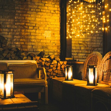 Jysk deja más barato este farolillo de estilo clásico que iluminará de forma íntima balcones, jardines o terrazas 