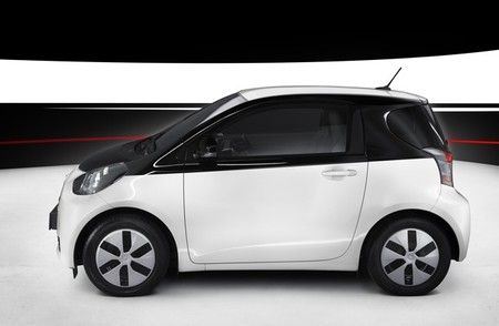 Mientras Toyota no ve mercado para los eléctricos, Tesla sigue creciendo