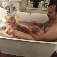 ¿Qué contestarías si te llamaran pedófilo por colgar una foto bañándote con tu hija?