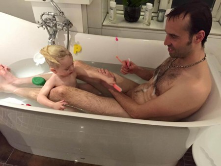 ¿Qué contestarías si te llamaran pedófilo por colgar una foto bañándote con tu hija?