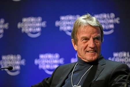 Bernard Kouchner aboga por un Internet sin fronteras donde impere la libertad