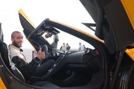 Los futbolistas del Málaga probaron el McLaren MP4-12C Spider