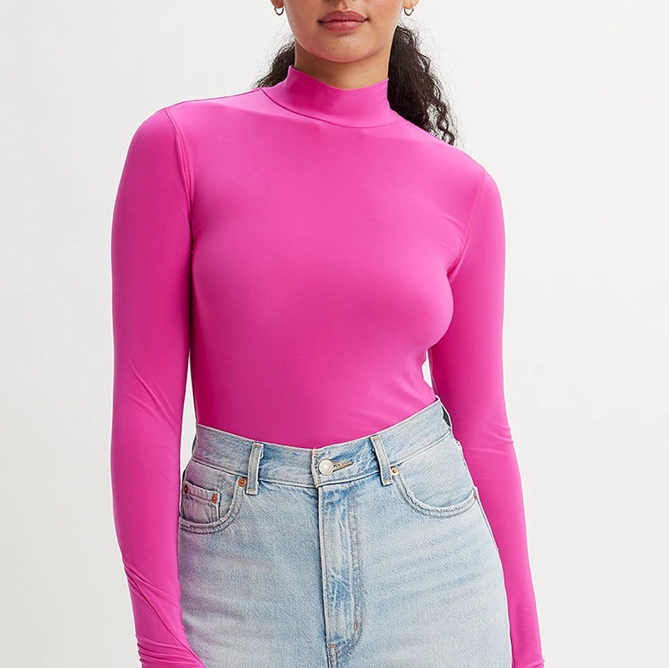 Camiseta de mujer de manga larga y cuello alto
