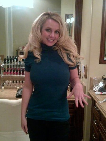 Britney Spears, a ver si te quedas ciega de tanto mirar el anillo