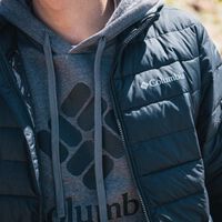 Columbia tiene la chaqueta tipo plumífero que puedes guardar en la mochila y que aísla del frío a un precio bajísimo 