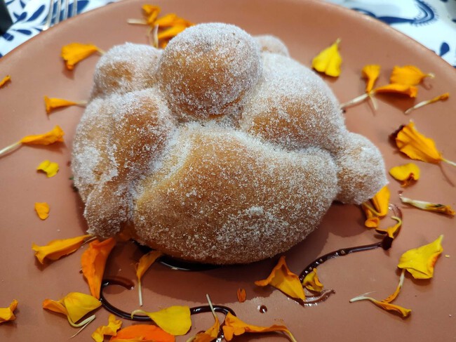 Entre maíz nativo, mole de cempasúchil y pan de muerto: así es el menú de Día de Muertos de Tierra de Iyari que enaltece las raíces de México