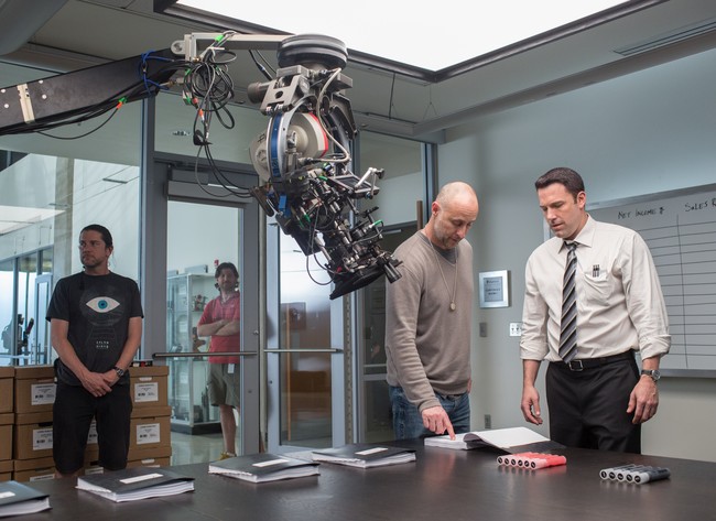 Gavin O'Connor con Ben Affleck en el rodaje de El Contable