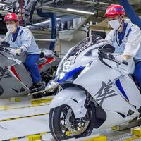 Mientras China automatiza la fabricación de motos, así construye Japón una Suzuki Hayabusa a mano. Por eso las motos japonesas siguen siendo tan especiales 