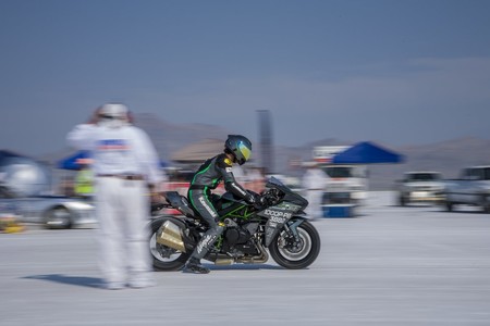 ¡Brutal! La Kawasaki Ninja H2 alcanza los 337 km/h para lograr el récord en Bonneville