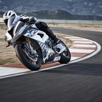 BMW HP4 Race, la bestia de 215 cv y 80.000 euros se comerá un motor cada 5.000 kilómetros