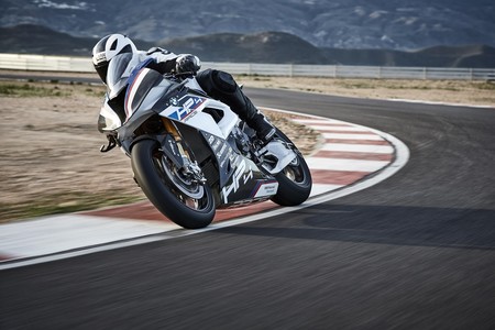 BMW HP4 Race, la bestia de 215 cv y 80.000 euros se comerá un motor cada 5.000 kilómetros