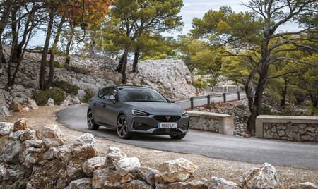 El nuevo CUPRA León e-Hybrid aterriza como un deportivo híbrido enchufable con 52 km de autonomía y 245 CV, desde 42.380 euros