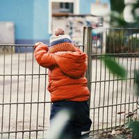 La paradoja de la sobreprotección: al "limpiar el camino" a los hijos, estamos fabricando adultos que se rompen ante el primer problema