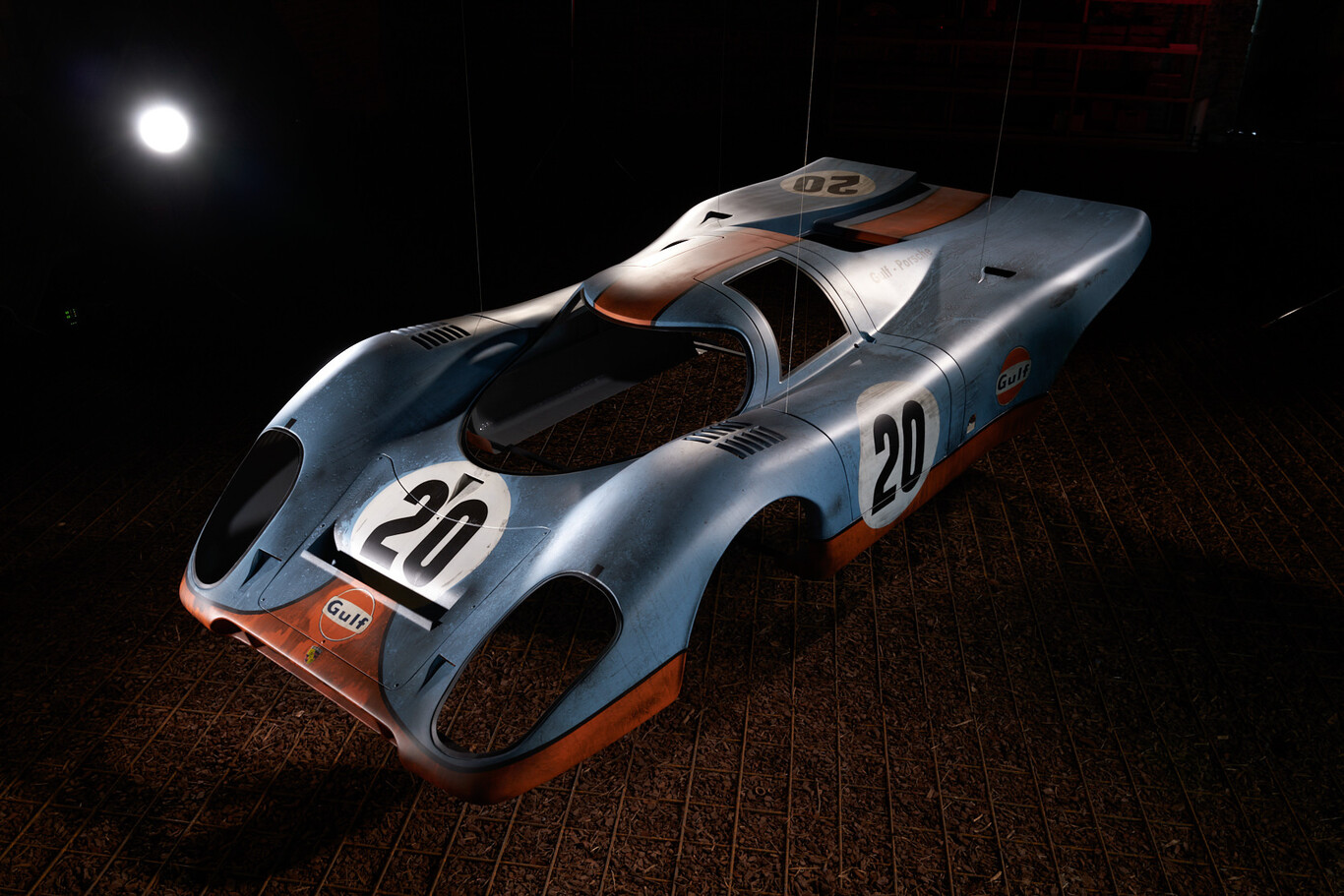 Este no es el Porsche 917K que ganó las 24 Horas de Le Mans en 1970, es una impresionante escultura a escala 1:1 que le rinde homenaje