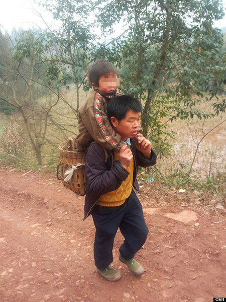 La historia de Yu Xukang: un padre con mucho coraje que lucha por la educación de su hijo