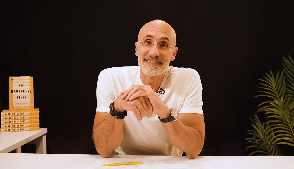 El hábito que “te hará miserable” en tus relaciones según el experto en felicidad Arthur C. Brooks 