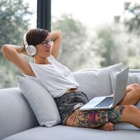 Para la Generación Z el home office tiene una ventaja a la que no están dispuestos a renunciar: poder ver series mientras trabajan