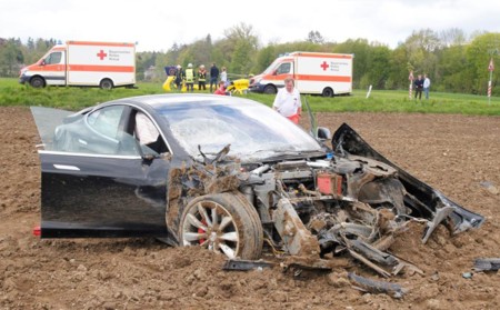 Cinco jóvenes salen ilesas tras salirse de la calzada y volar 25 metros en un Tesla Model S