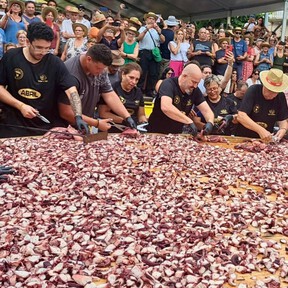Los pulpeiros de O Carballiño logran la tapa de pulpo más grande del mundo: 600 kilos de cefalópodo en 10 minutos