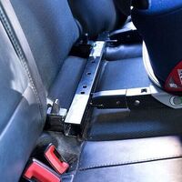 Alertan sobre el uso de un accesorio para la silla del coche no homologado tras la muerte de una niña de tres años 